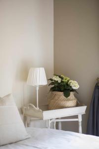 un tavolo con una lampada e un cesto di fiori di unic views begur alojamiento turístico a Begur