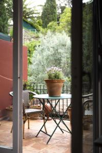 un tavolo con una pianta in vaso su un patio di unic views begur alojamiento turístico a Begur