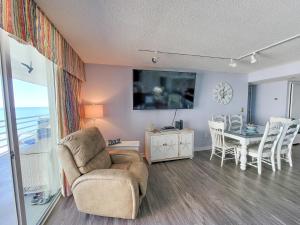 1508 North Hampton Kingston Plantation condo的电视和/或娱乐中心