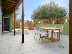 d'une terrasse avec une table, des chaises et une clôture. dans l'établissement Villa La Orotava, à San Miguel de Abona