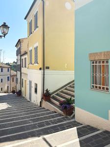 Eine Straße in einer Stadt mit einem Gebäude in der Unterkunft La Residenza di Opera Arte in Numana