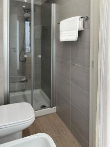 ein Bad mit einer Dusche und einem weißen WC in der Unterkunft La Residenza di Opera Arte in Numana