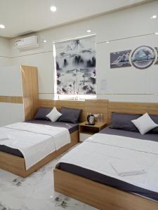 Un pat sau paturi într-o cameră la Motel Hòa Hiệp