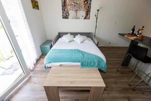 - une chambre avec un lit doté d'une couverture bleue dans l'établissement joli appartement T2 près du parc thermal, à Argelès-Gazost