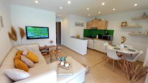 Kuchyňa alebo kuchynka v ubytovaní White Stone Apartman