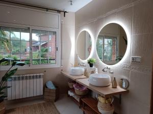 - Baño con 2 lavabos y 2 espejos en Villa Brisas - Preciosa villa con gran intimidad y piscina, en Segur de Calafell