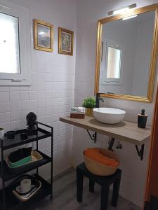 y baño con lavabo y espejo. en Villa Brisas - Preciosa villa con gran intimidad y piscina, en Segur de Calafell