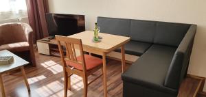 ein Wohnzimmer mit einem Tisch und einem Sofa in der Unterkunft Ferienwohnungen am Neuen Markt in Einbeck