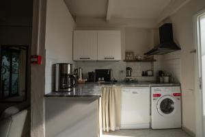 a kitchen with a washing machine and a washer at Sedirli Ev in Alaçatı