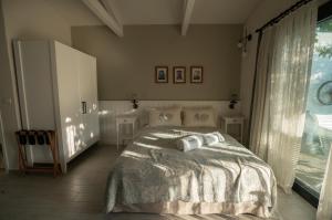 1 dormitorio con 1 cama con 2 almohadas en Sedirli Ev, en Alacati