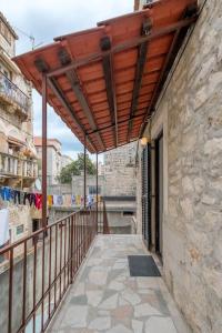 - une passerelle sur un bâtiment en pierre dans l'établissement 3 bedrooms charming stone house in old town, à Trogir