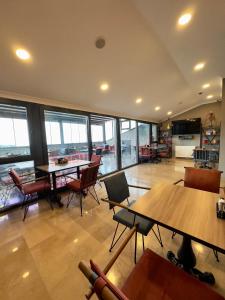 A kitchen or kitchenette at White House Apart