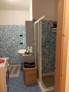 y baño con ducha y lavamanos. en Appartamento Borgo Centro, en Borgo