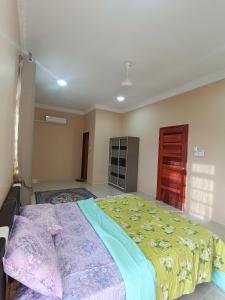 um quarto com uma cama grande num quarto em D' Terengganu Homestay em Kuala Terengganu