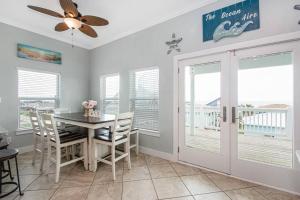 Ein Balkon oder eine Terrasse in der Unterkunft "The Ocean Aire" , 30 secs from the sand!