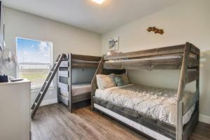 ein Schlafzimmer mit zwei Etagenbetten und einem Fenster in der Unterkunft "The Ocean Aire" , 30 secs from the sand! in Galveston