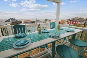 Ein Balkon oder eine Terrasse in der Unterkunft "The Ocean Aire" , 30 secs from the sand!
