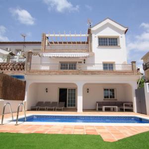 Bazén v ubytování Benahavis Village House sleeps 8 nebo v jeho okolí