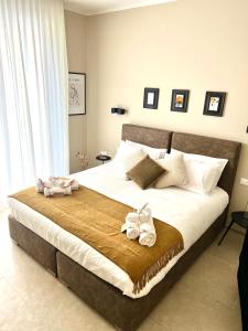 sypialnia z dużym łóżkiem z ręcznikami w obiekcie Lucentum w mieście Prato