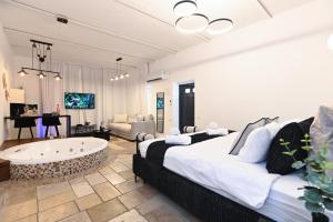 een grote slaapkamer met een groot bed en een bad bij YalaRent - Liri Resort in Tiberias
