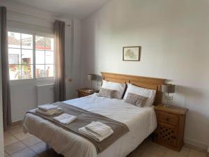 Postel nebo postele na pokoji v ubytování Benahavis Village House sleeps 8 + 26 fotografií