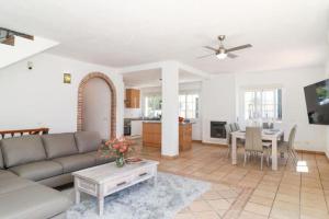 TV a/nebo společenská místnost v ubytování Benahavis Village House sleeps 8