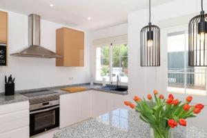 Kuchyň nebo kuchyňský kout v ubytování Benahavis Village House sleeps 8