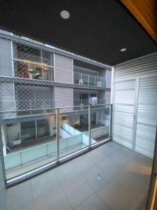 um quarto vazio com uma varanda com uma janela em SEM TAXAS! Ap Lindo, Central c/ Garagem. em Pelotas
