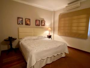1 dormitorio con 1 cama y 1 lámpara en una mesa en Posada El Remanso de Pueblo Nuevo, en San Cristóbal