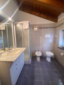 een badkamer met een toilet, een wastafel en een toilet bij Agriturismo Scacciapensieri in Buttrio