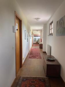 a hallway with a door and a rug at Agriturismo Scacciapensieri in Buttrio