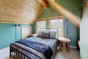 A bed or beds in a room at Mountain Views on the 45th Parallel Még 27 kép
