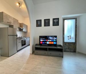 a kitchen with a flat screen tv on a counter at Dama Dama in Guardiagrele