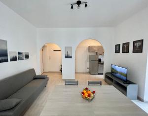 a living room with a couch and a table at Dama Dama in Guardiagrele