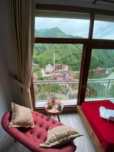 Nespecifikovaný výhled na hory nebo výhled na hory při pohledu z hotelu