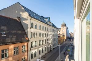widok na ulicę miejską z budynkami w obiekcie Nordic Host - Dronningens Gate 12 w Oslo