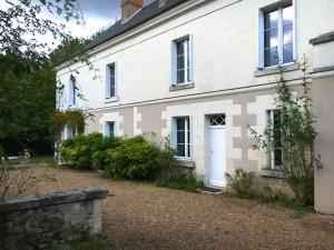 聖馬丹勒博的住宿－Moulin de Battereau - Jardin & Verger - 9km d'Amboise，一座古老的房子,前面有一个大院子