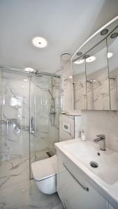 Kúpeľňa v ubytovaní Apartamenty Every Sky Poznańska 21 + 6 fotografií
