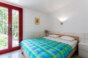 a white bedroom with a bed and a window at Cosy Holiday Cottage in Tossa de Mar