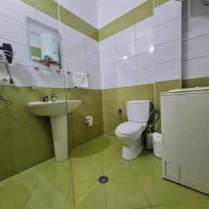 ein Bad mit einem WC und einem Waschbecken in der Unterkunft Studio by the beach - Vlore in Vlorë