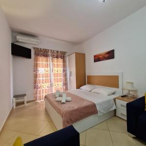 ein Schlafzimmer mit einem großen Bett und einem Fenster in der Unterkunft Studio by the beach - Vlore in Vlorë