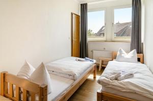Postel nebo postele na pokoji v ubytování Strandhus Uiterst-hörn Treibholz