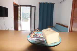 una mesa con un plato de comida encima en Anastasia Apartments (Chorio) en Symi