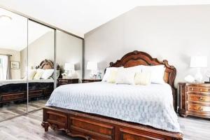 Ένα ή περισσότερα κρεβάτια σε δωμάτιο στο Stunning Modern Home King Bed Pool Jacuzzi Fire pit