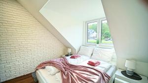 um quarto com uma cama com toalhas cor-de-rosa em Apartamenty Every Sky Sopocka 15-2 em Jelenia Góra