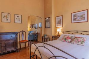 Schlafzimmer mit einem Bett, einer Kommode und einem Spiegel in der Unterkunft Gothic Apartments by Wonderful Italy in Bellagio