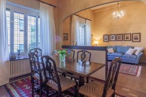 ein Wohnzimmer mit einem Tisch, Stühlen und einem Sofa in der Unterkunft Gothic Apartments by Wonderful Italy in Bellagio