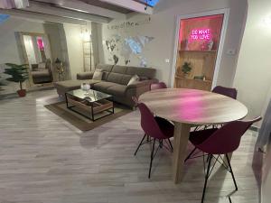 - un salon avec une table et un canapé dans l'établissement Suite Fontana, à Leverano