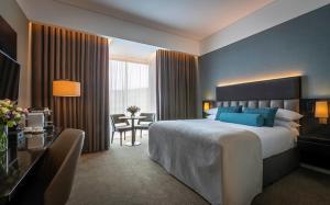 Un pat sau paturi într-o cameră la Dingle Skellig Hotel