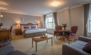 Un pat sau paturi într-o cameră la Dingle Skellig Hotel